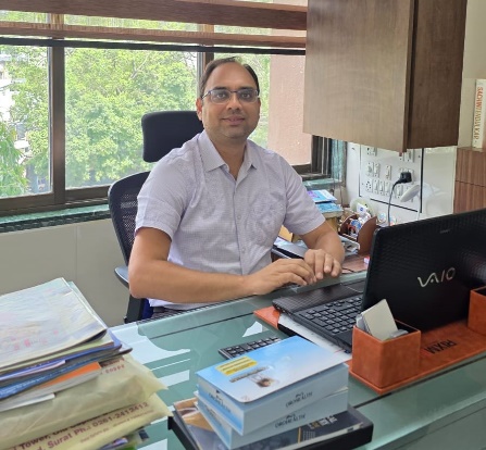 DR. UDAY KAKADIA